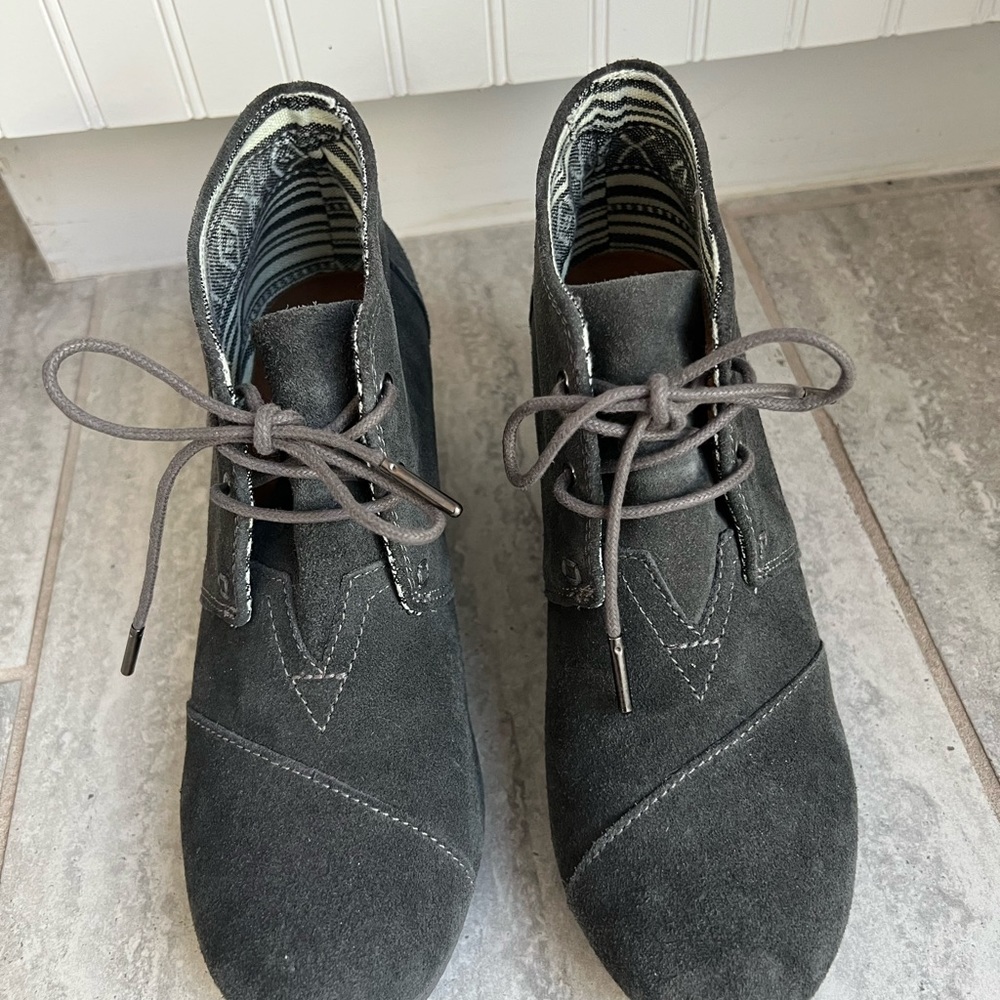 TOMS gray suede wedge booties size 8.5. New without tags. - Picture 3 of 5